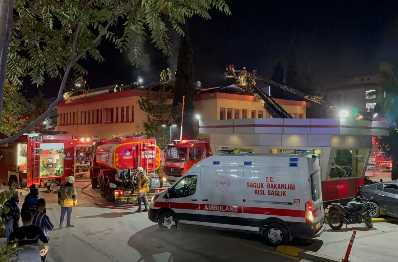  Koşuyolu Eğitim ve Araştırma Hastanesinde yangın çıktı: Hastalar tahliye ediliyor