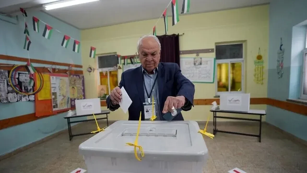 Mahmud Abbas Filistin seçimlerini 2027'ye erteledi