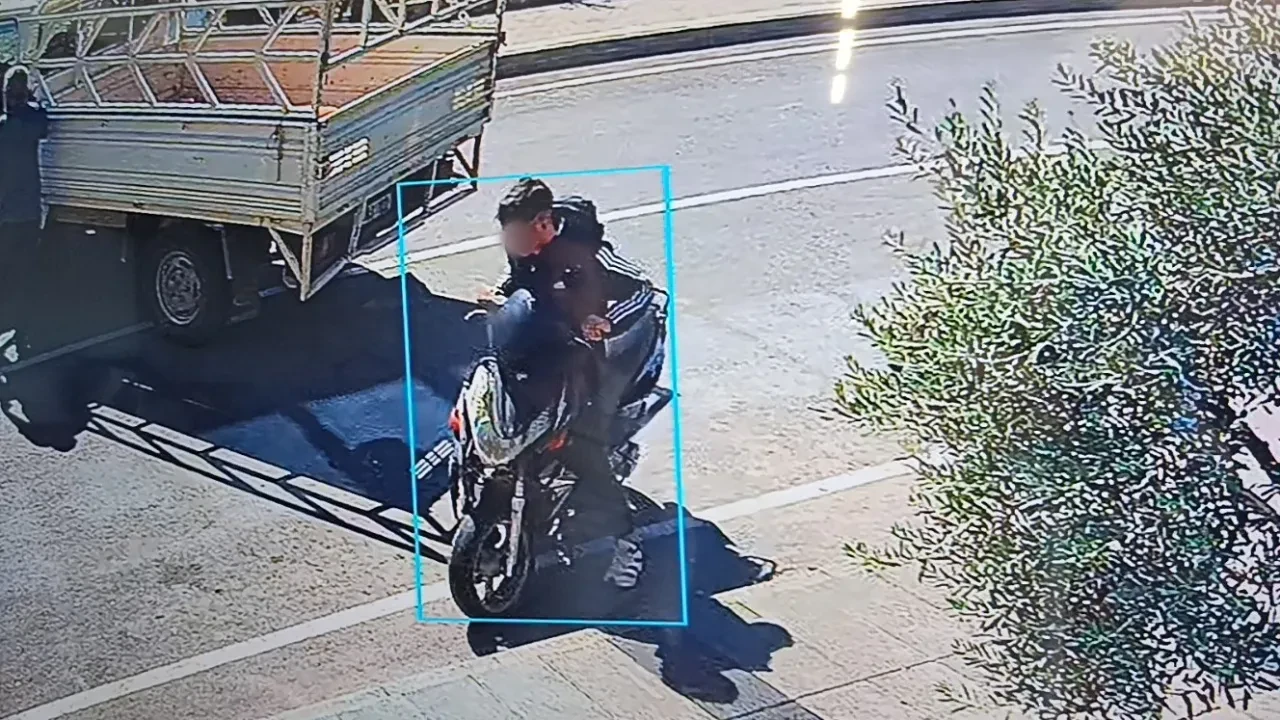 Manavgat'ta akılalmaz olay: Çarpışan motorun yolcusu olay yerinden aracı alıp kaçtı