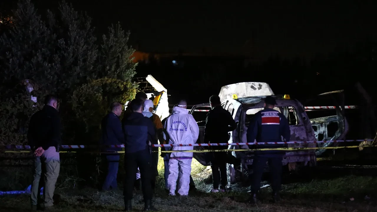 Manisa'da yanan otomobilden ceset çıktı