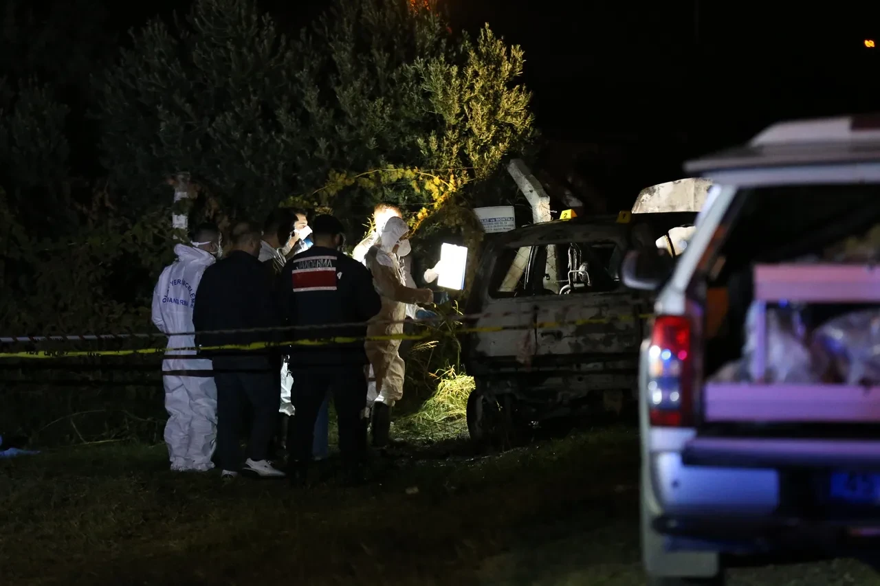 Manisa'da yanan otomobilden ceset çıktı