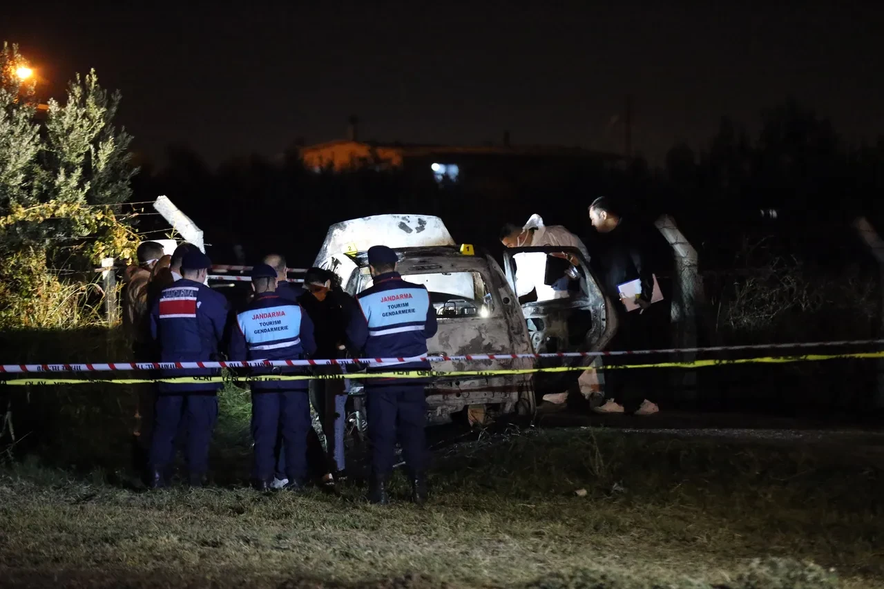 Manisa'da yanan otomobilden ceset çıktı