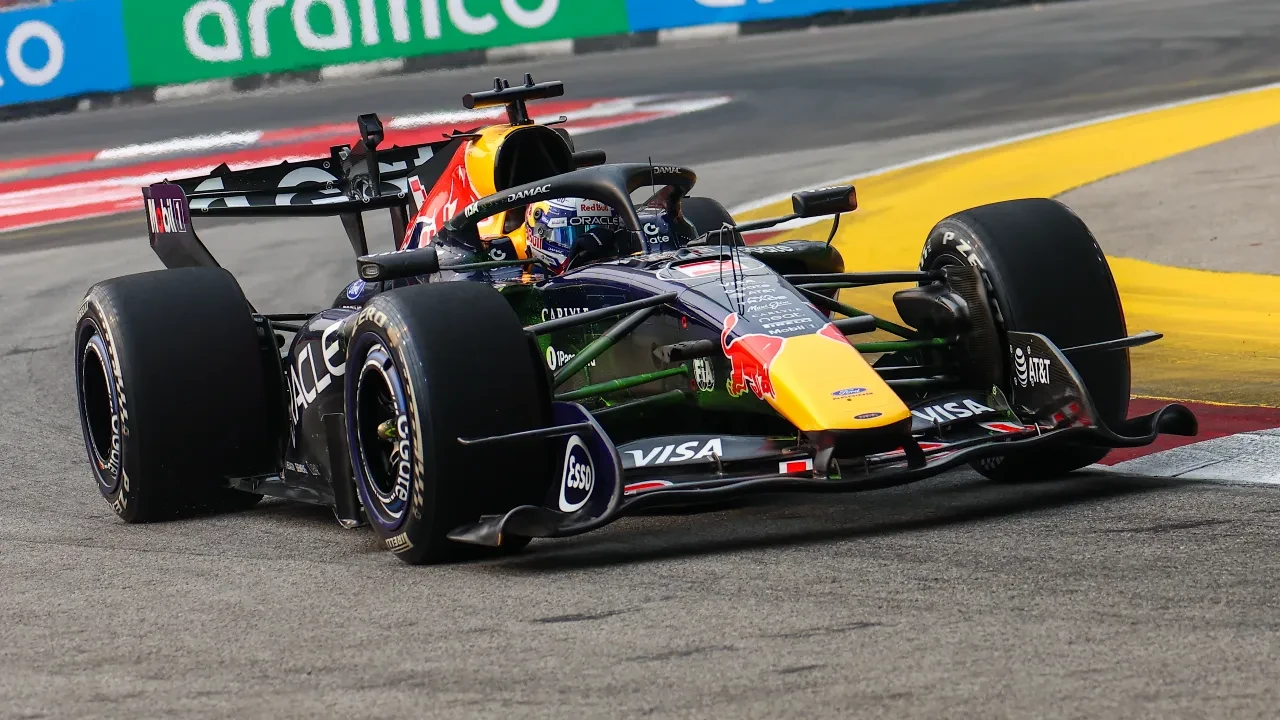 Singapur GP'de Max Verstappen ilk sıraya yerleşti