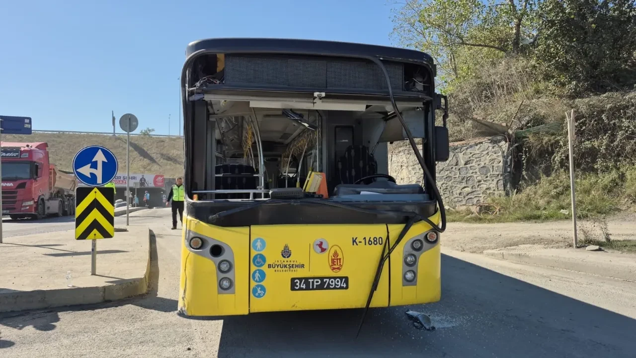Sultangazi'de İETT kazası! Kontrolden çıkıp duvara çarptı: 4 yaralı 