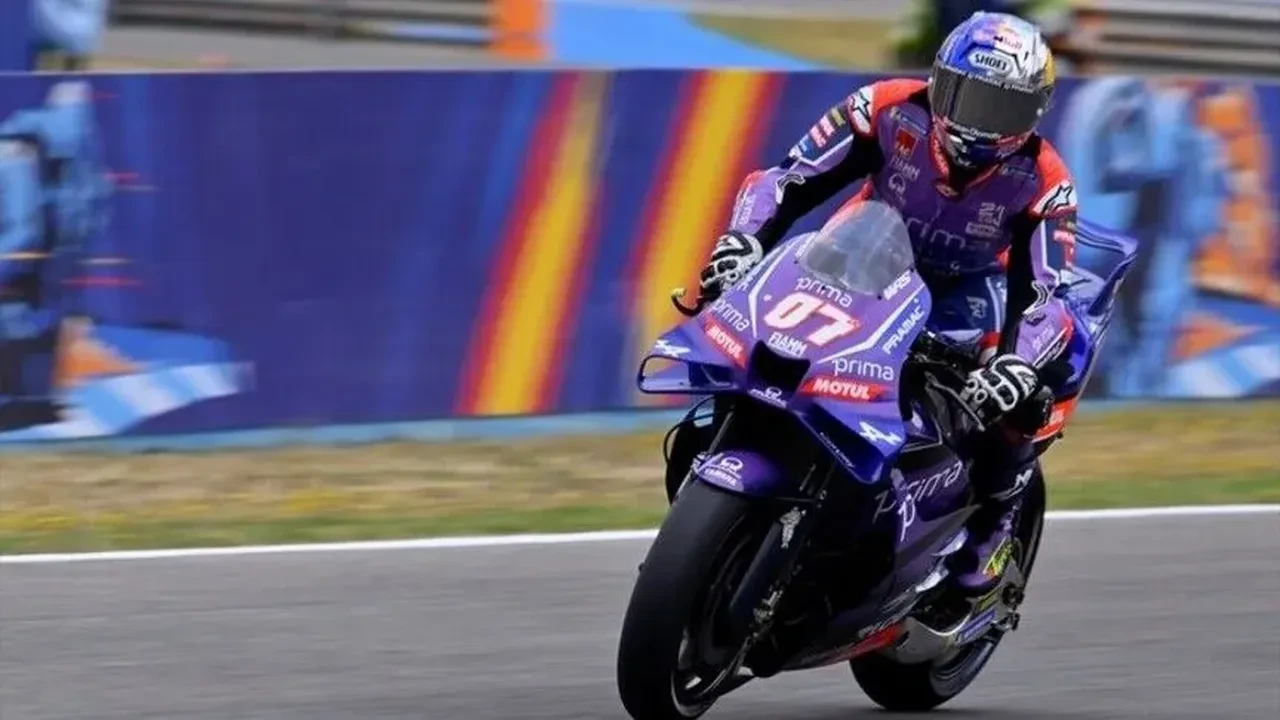 Toprak Razgatlıoğlu MotoGP'de kaza geçirdi! Çıkan omzunu kendi yerine oturttu