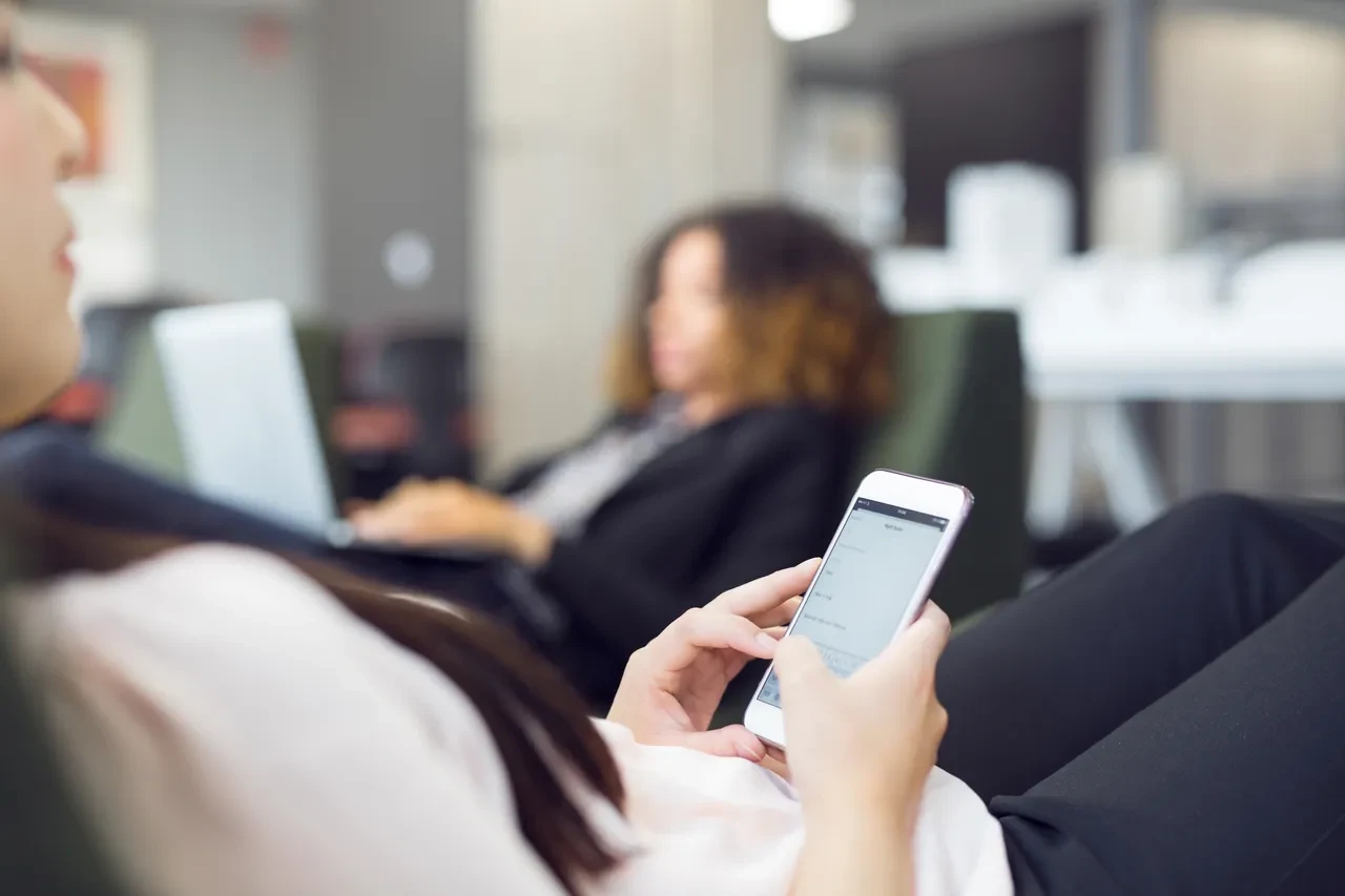 WhatsApp’ta dedikodu yaptı, işten atıldı: Mahkemenin kararı dikkat çekti