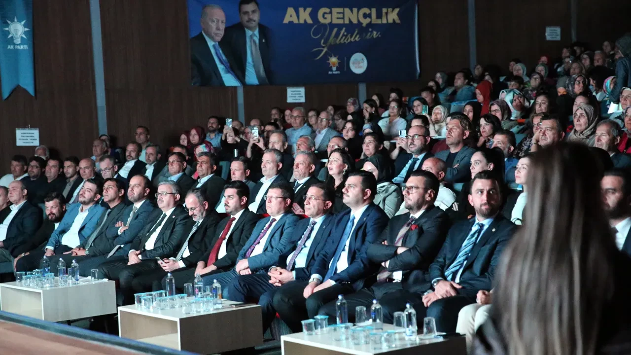 AK Parti Genel Sekreteri Eyyüp Kadir İnan'dan Özgür Özel çağrısı: Benzin istasyonlarından uzak tutun