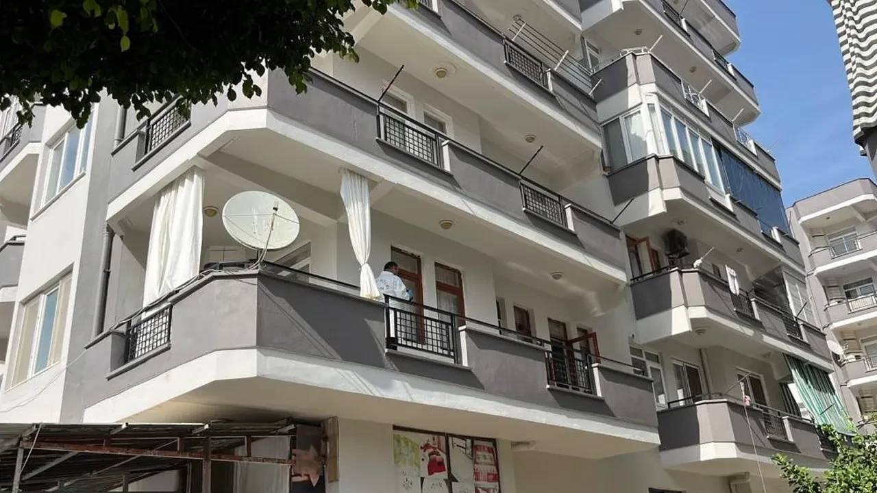Alanya'da dehşet: Kız kardeşini balkondan aşağı atıp intihar etti