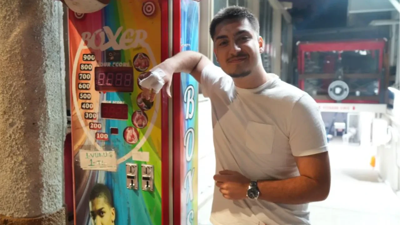 Boks makinesi yerine duvarı yumrukladı: 