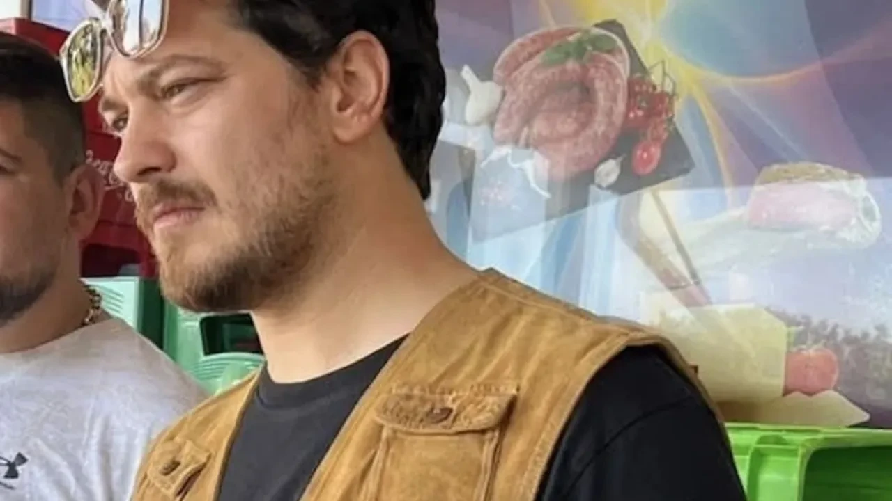 Çağatay Ulusoy Bulgaristan’daki köyünü annesi ve babasıyla ziyaret etti! Ata toprağında hayranlarıyla buluştu