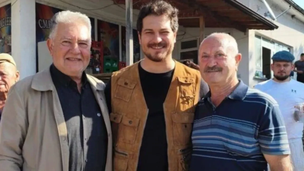 Çağatay Ulusoy Bulgaristan’daki köyünü annesi ve babasıyla ziyaret etti! Ata toprağında hayranlarıyla buluştu
