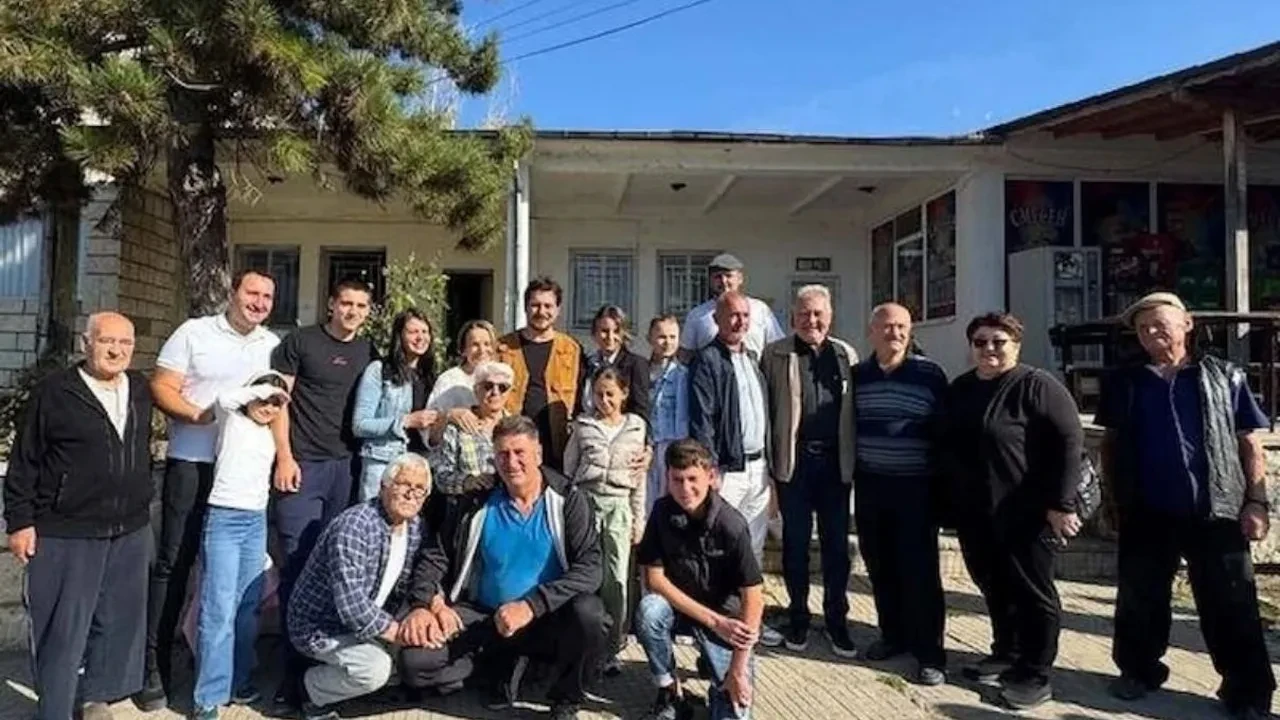 Çağatay Ulusoy Bulgaristan’daki köyünü annesi ve babasıyla ziyaret etti! Ata toprağında hayranlarıyla buluştu