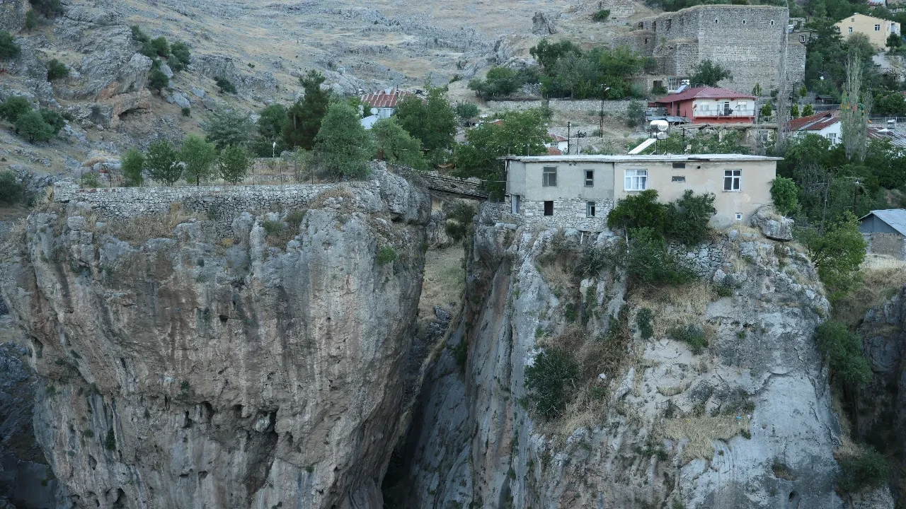 Gören bir daha bakıyor: Evin bahçesine gitmek için köprüden geçmek gerek