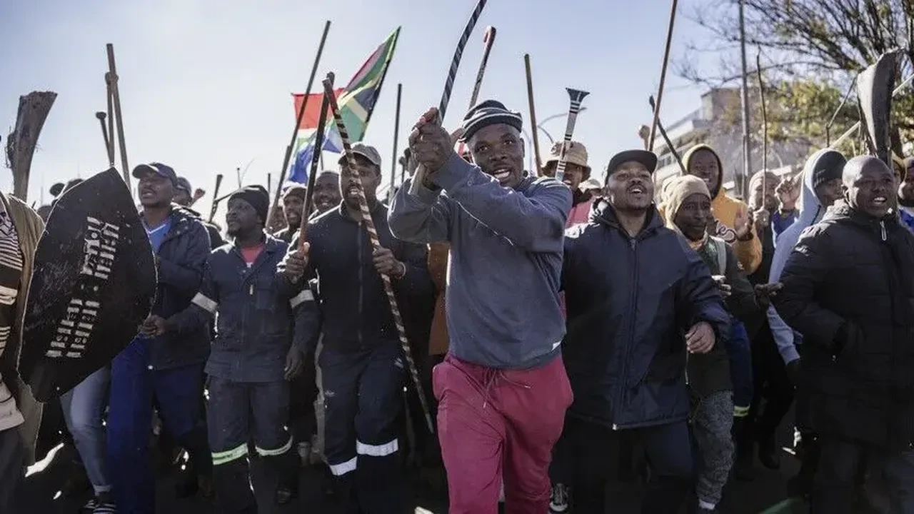 Güney Afrika karıştı: Halk ayaklandı, ordu sokağa indi