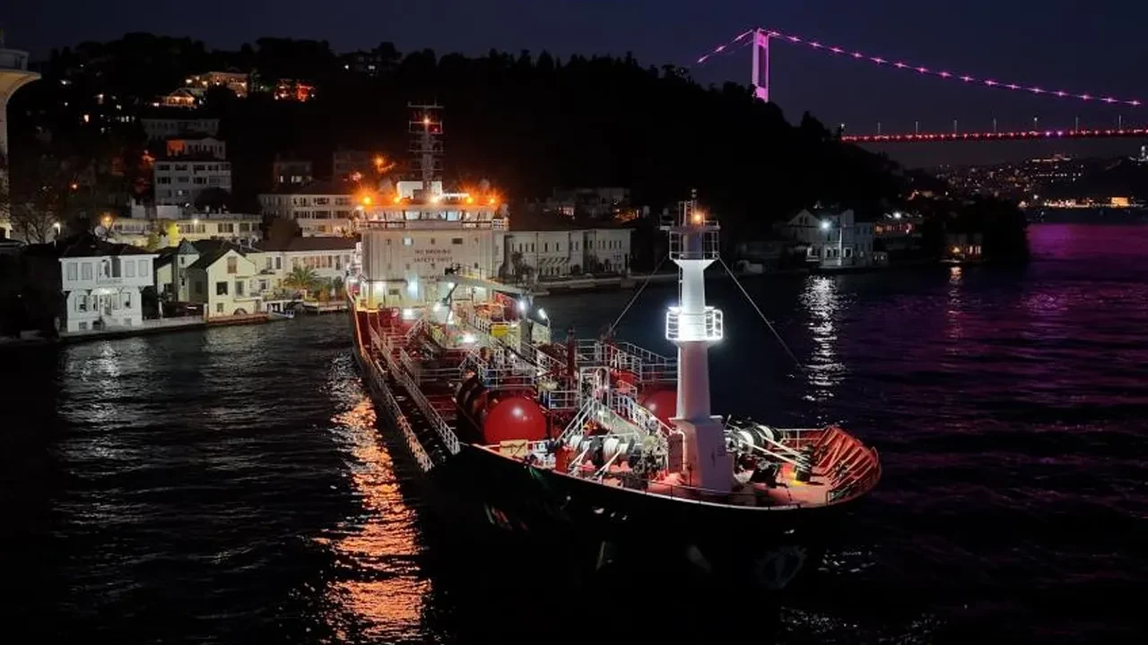 İstanbul Boğazı'nda faciadan dönüldü! Kimyasal yüklü tanker tarihi yalılara çarpacaktı