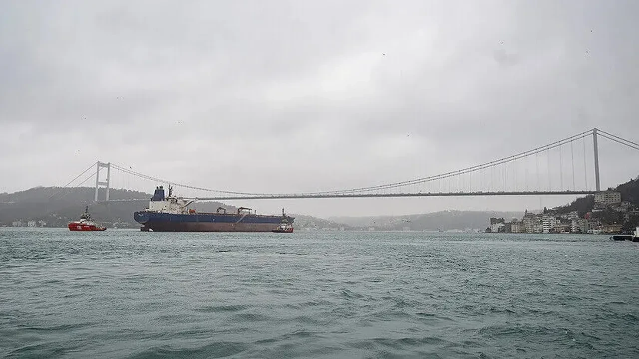 İstanbul Boğazı'nda gemi arıza yaptı! Trafik çift yönlü durduruldu 