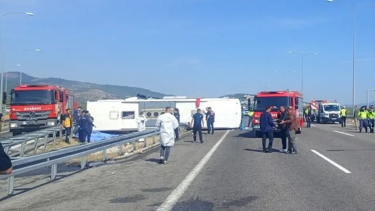 Manisa tur otobüsü kazasında kaç ölü, yaralı var? Akhisar'da otobüs çekici ile çarpıştı