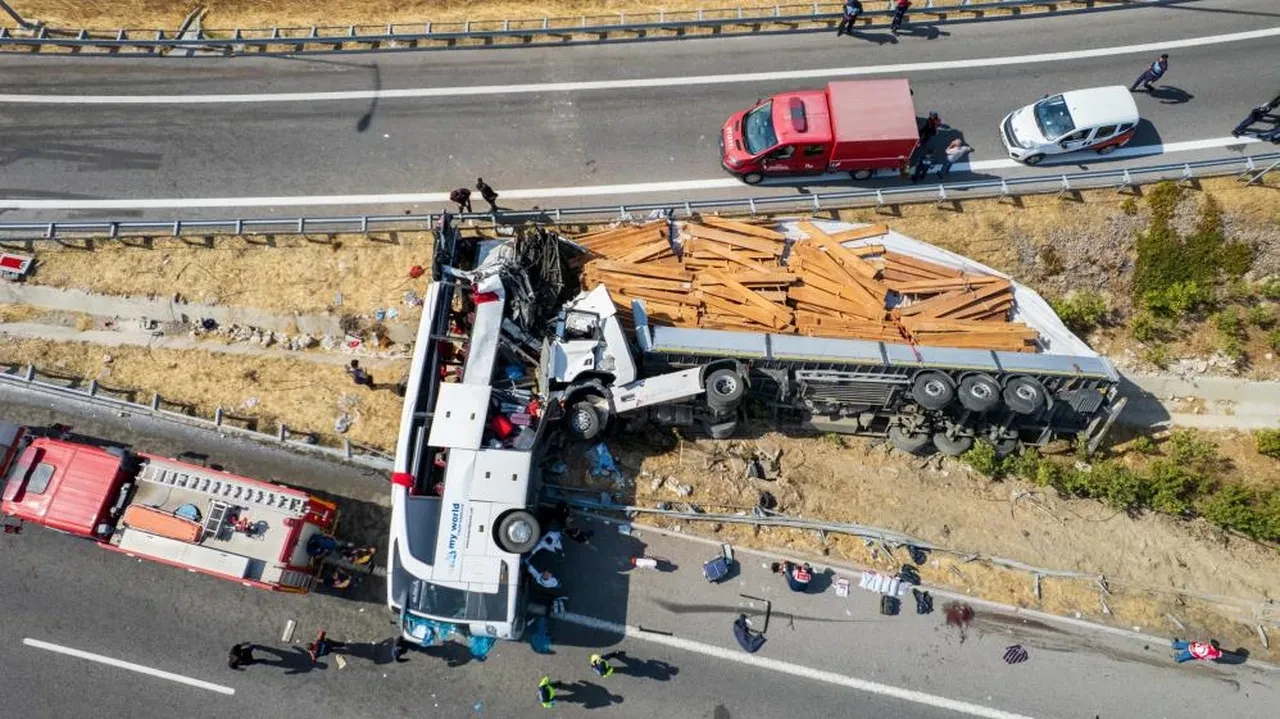 Manisa'da 11 kişinin can verdiği kazanın görüntüleri çıktı! Otobüs şoförünün hatası felaketi getirmiş