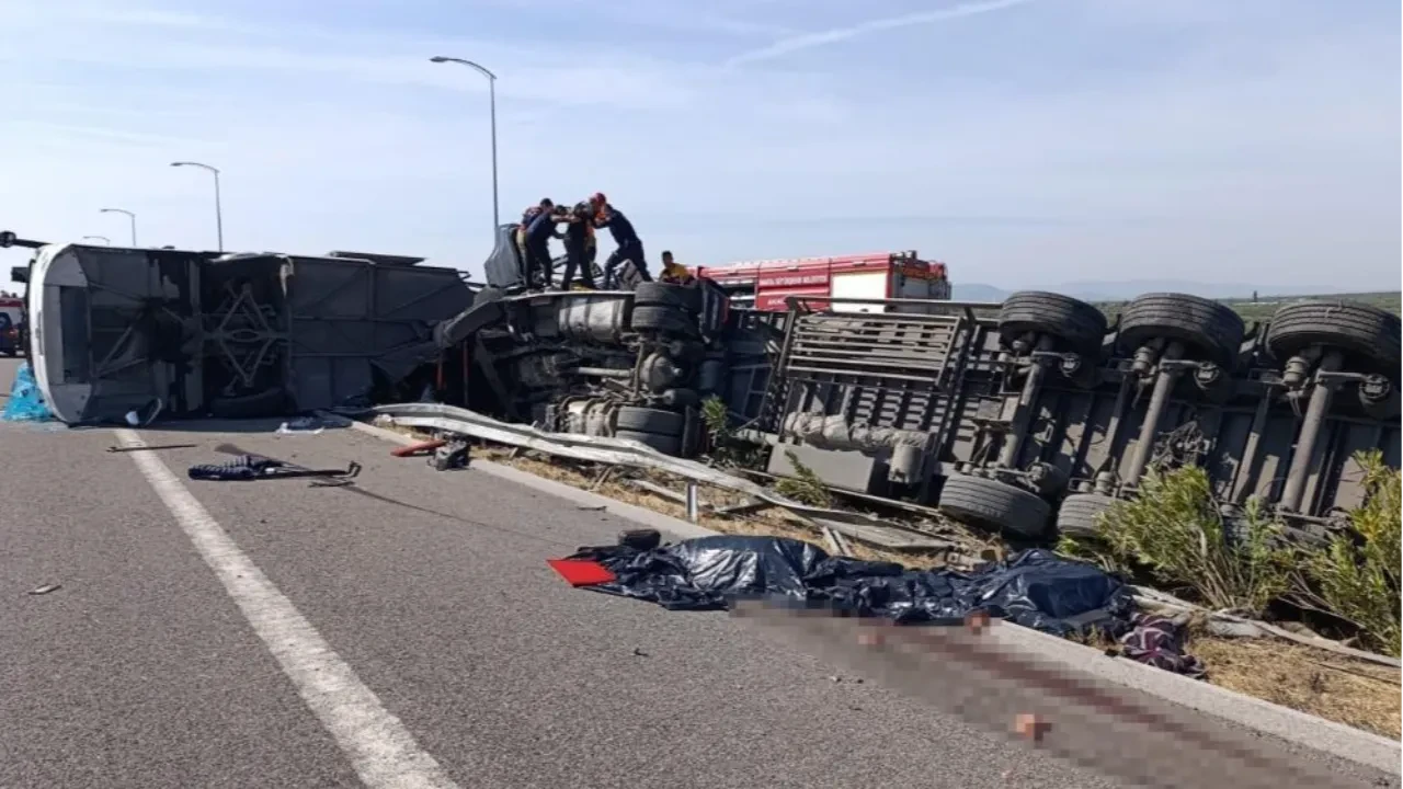 Manisa'da feci kaza! TIR ile yolcu otobüsü çarpıştı: 11 ölü, 27 yaralı