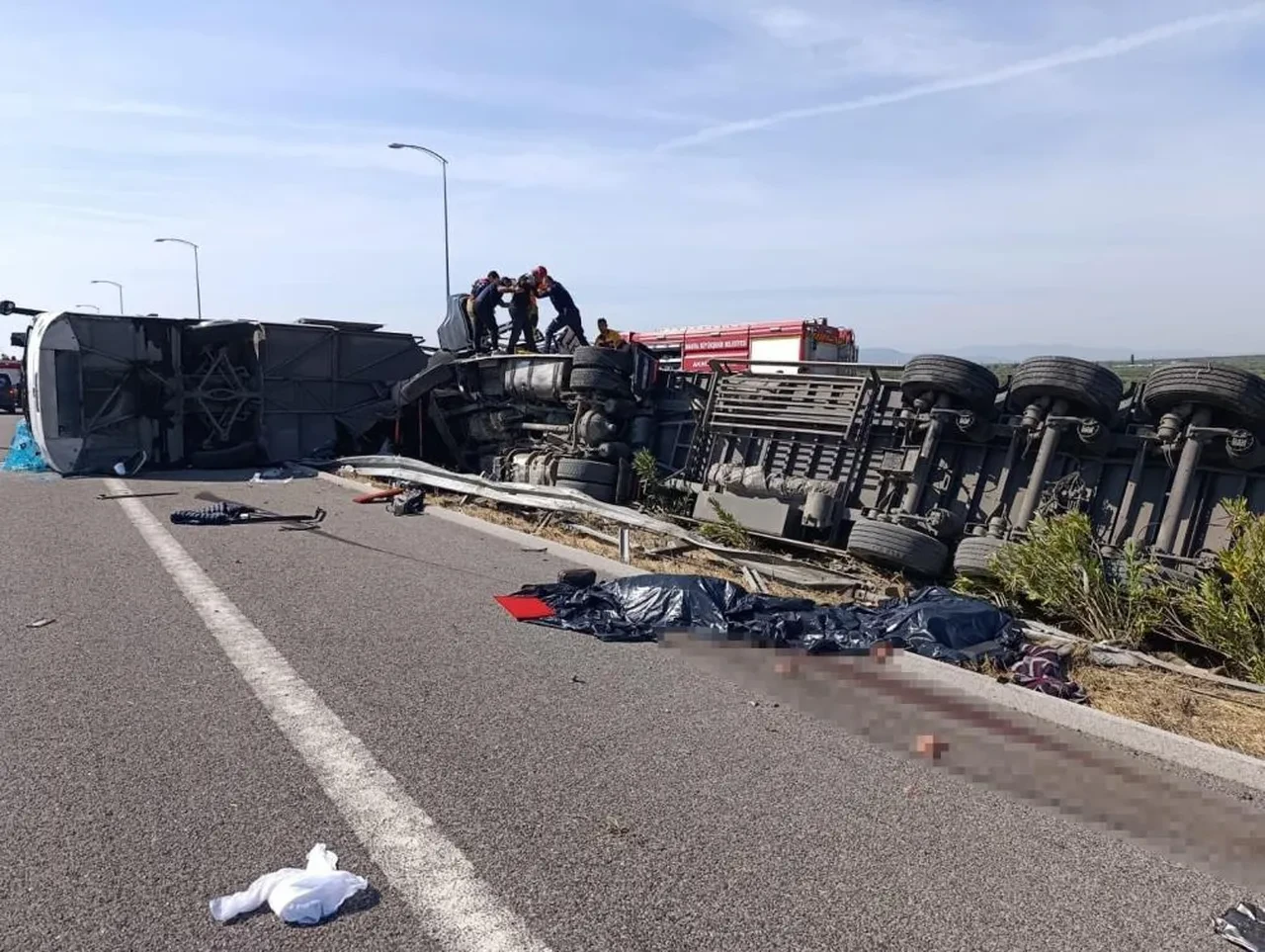 Manisa'da feci kaza! TIR ile yolcu otobüsü çarpıştı: 11 ölü, 27 yaralı
