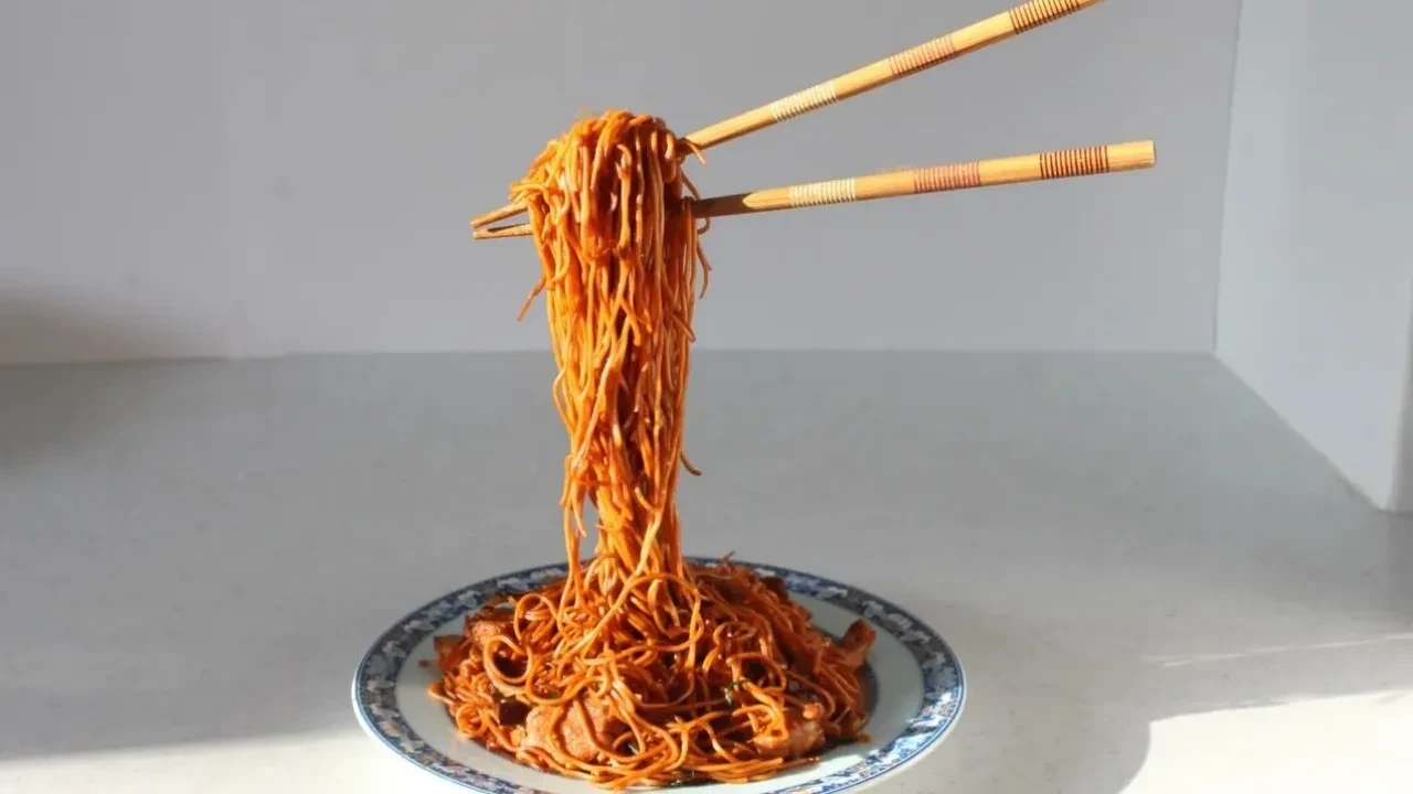 MasterChef Somer Şef'in Flying Noodles tarifi şaşırtıyor! Uçan noodle diğer makarnalara benzemiyor