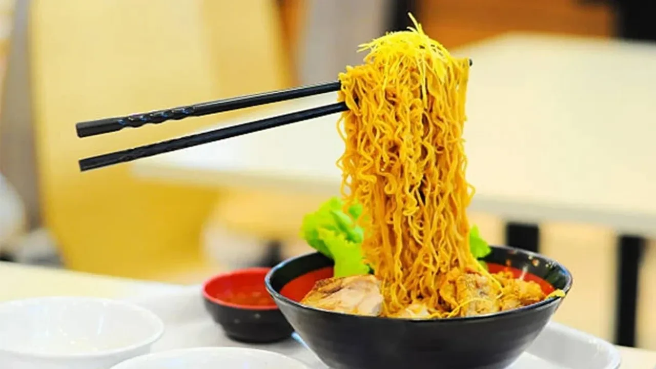MasterChef Somer Şef'in Flying Noodles tarifi şaşırtıyor! Uçan noodle diğer makarnalara benzemiyor