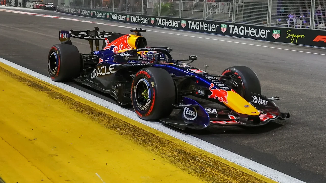 /spor/singapurda-zafer-verstappenin-hollandali-pilot-ust-uste-2-kez-kazandi-3364627
