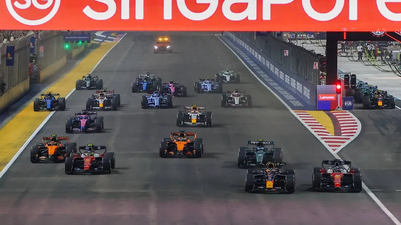 Singapur'da zafer Verstappen'in! Hollandalı pilot üst üste 2. kez kazandı