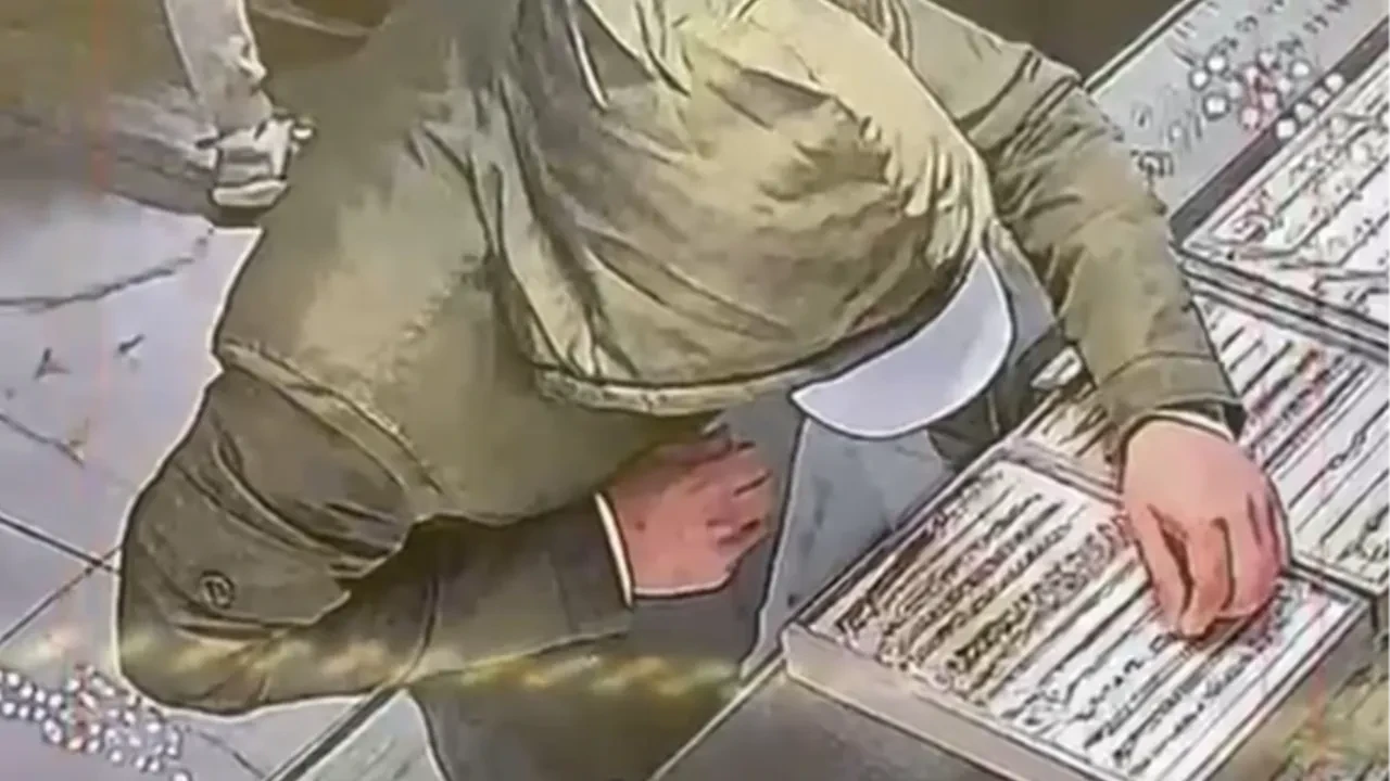 Tezgahtarı sahte altınla oyaladı: Kocaeli'deki pişkin kuyumcu hırsızı güvenlik kamerasında