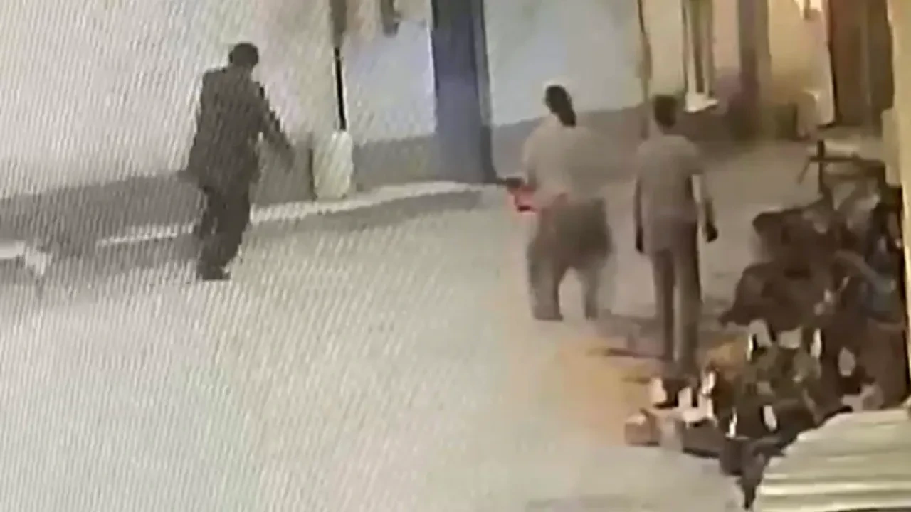 Yaşlı adamı motorlu testereyle korkuttu! Kadından kaçarken yere düştü