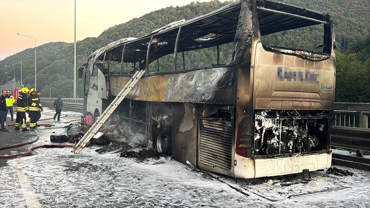 Yolcu otobüsünde can pazarı! Yangında hurdaya döndü, şoförün dikkati faciayı önledi