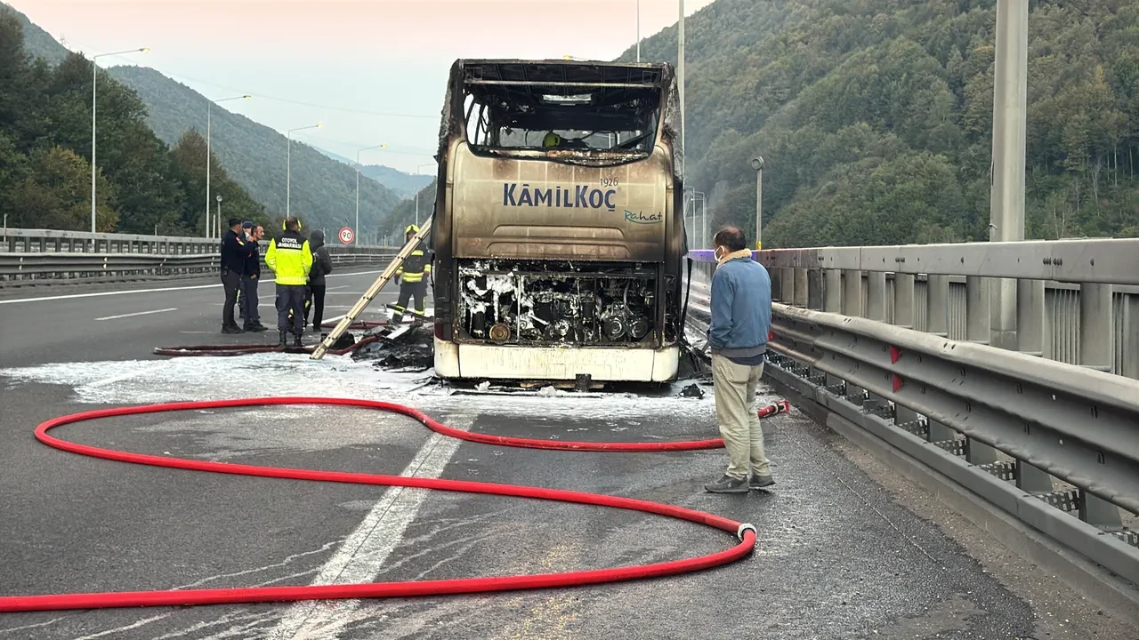Yolcu otobüsünde can pazarı! Yangında hurdaya döndü, şoförün dikkati faciayı önledi