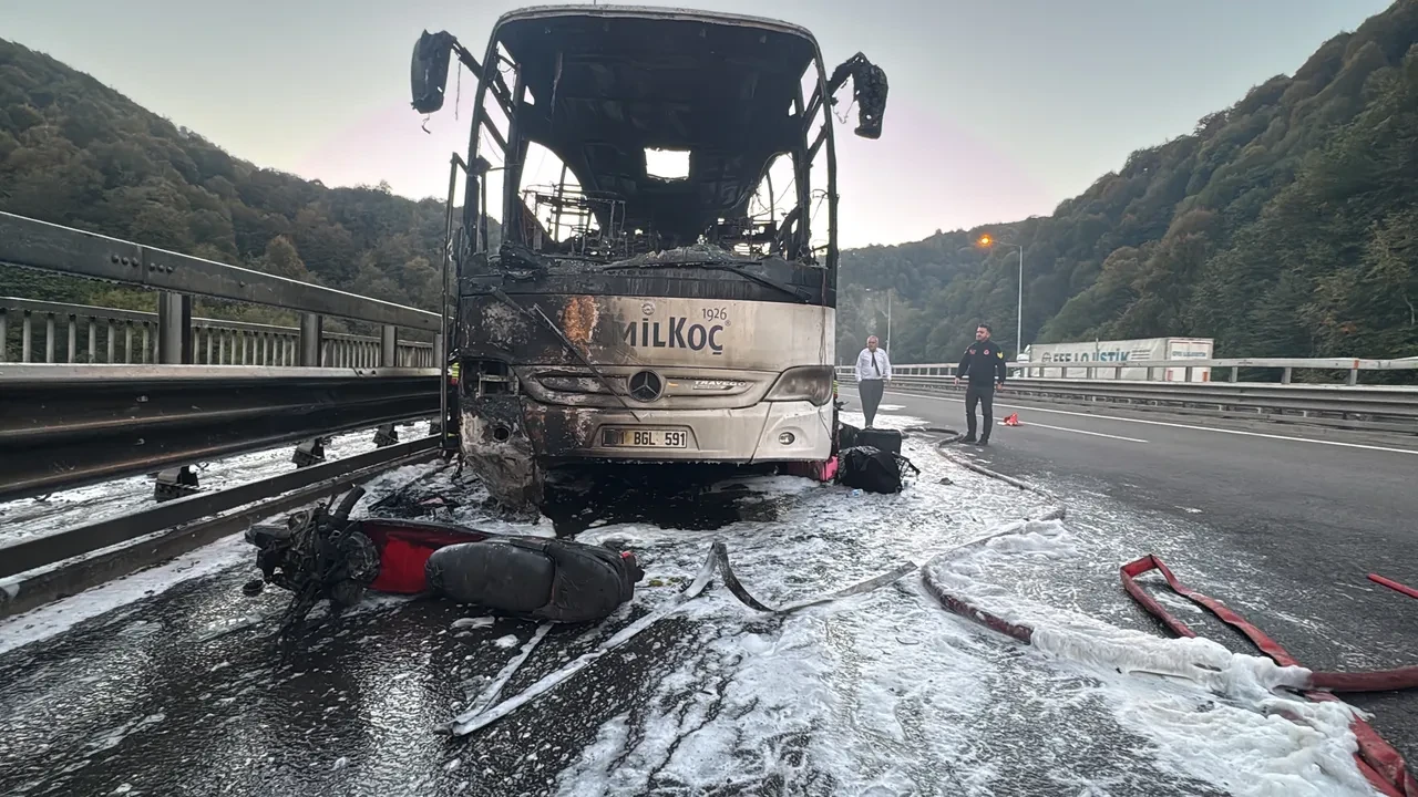 Yolcu otobüsünde can pazarı! Yangında hurdaya döndü, şoförün dikkati faciayı önledi