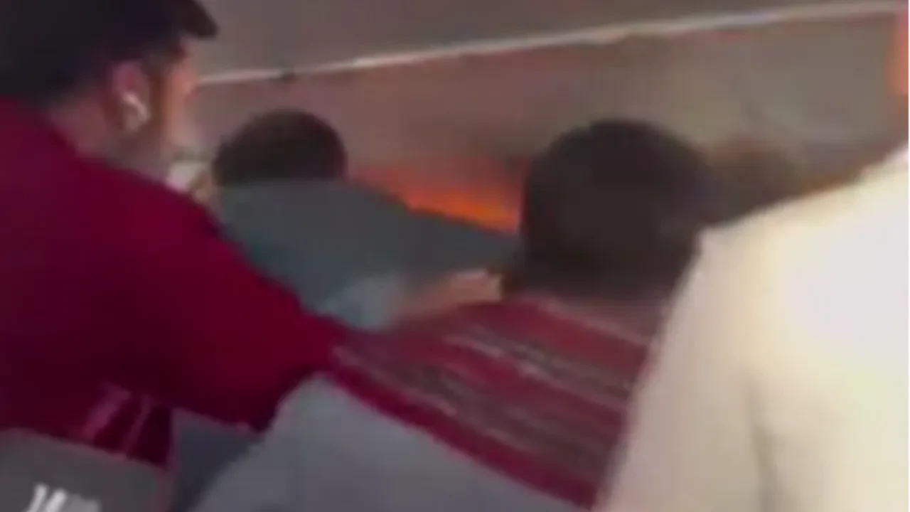Yolcu uçağında cihaz alev aldı! Korku dolu anlar kameraya yansıdı