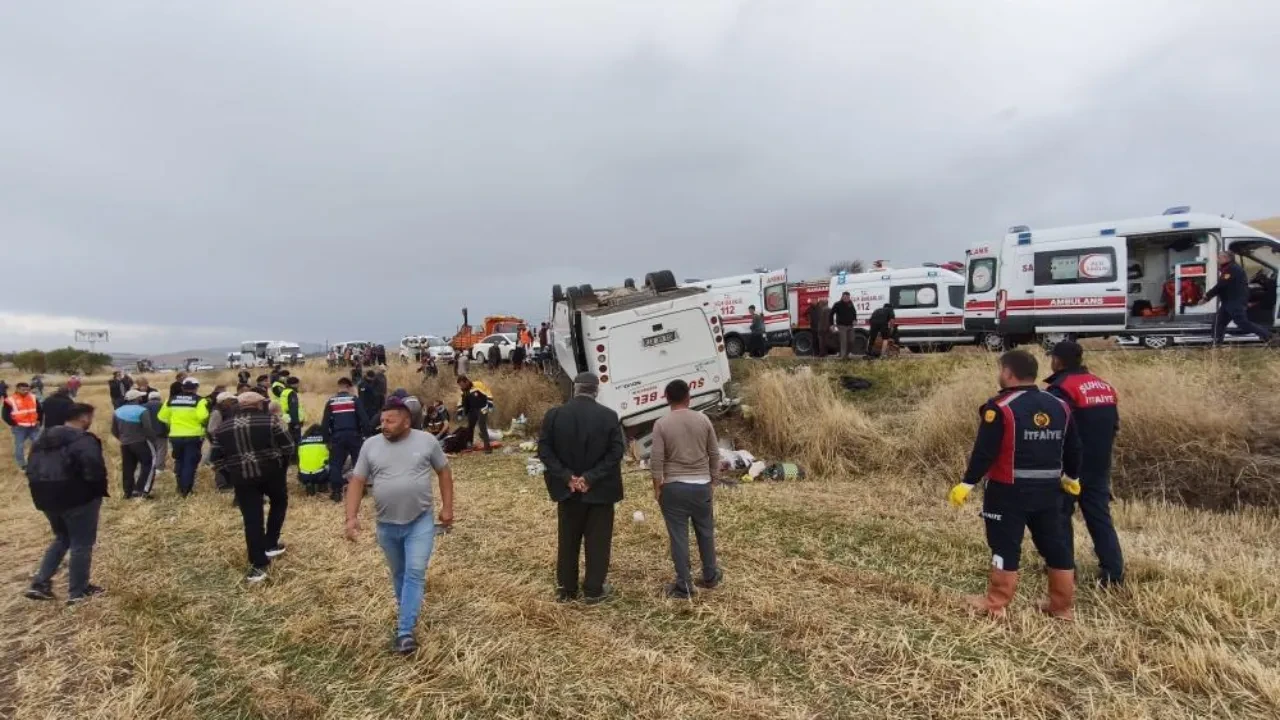 Afyonkarahisar’da midibüs şarampole devrildi: 25 yaralı