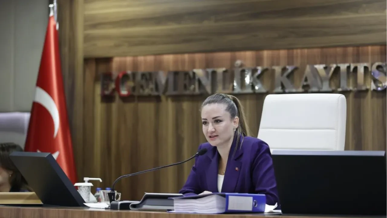AK Parti'ye geçeceği iddia edilmişti: Büşra Özdemir'den cevap geldi