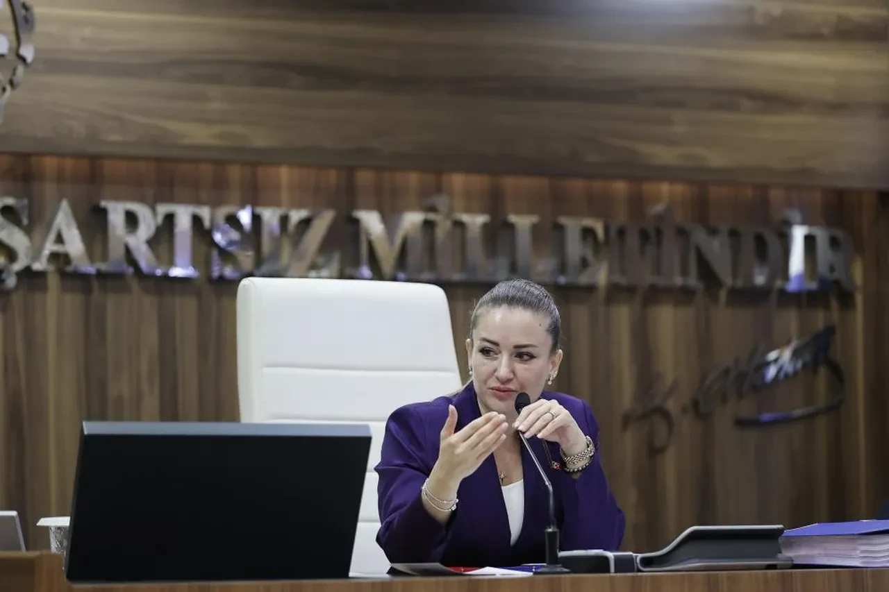 AK Parti'ye geçeceği iddia edilmişti: Büşra Özdemir'den cevap geldi