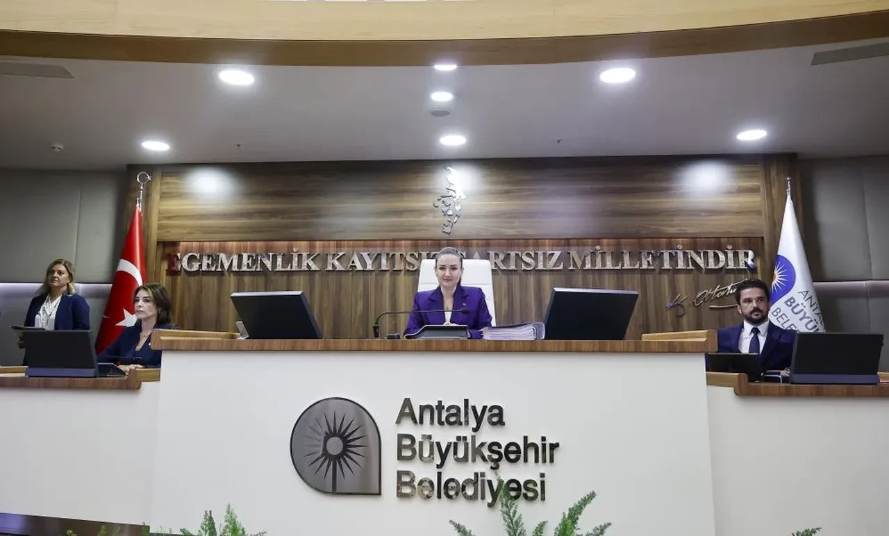 AK Parti'ye geçeceği iddia edilmişti: Büşra Özdemir'den cevap geldi