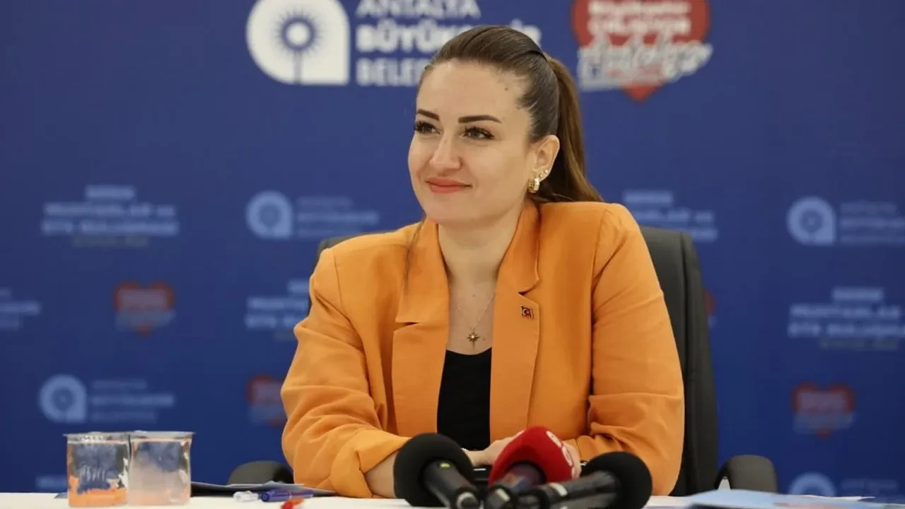 Antalya Büyükşehir Belediye Başkan Vekili Büşra Özdemir AK Parti'ye mi katılıyor? Tarih bile verildi