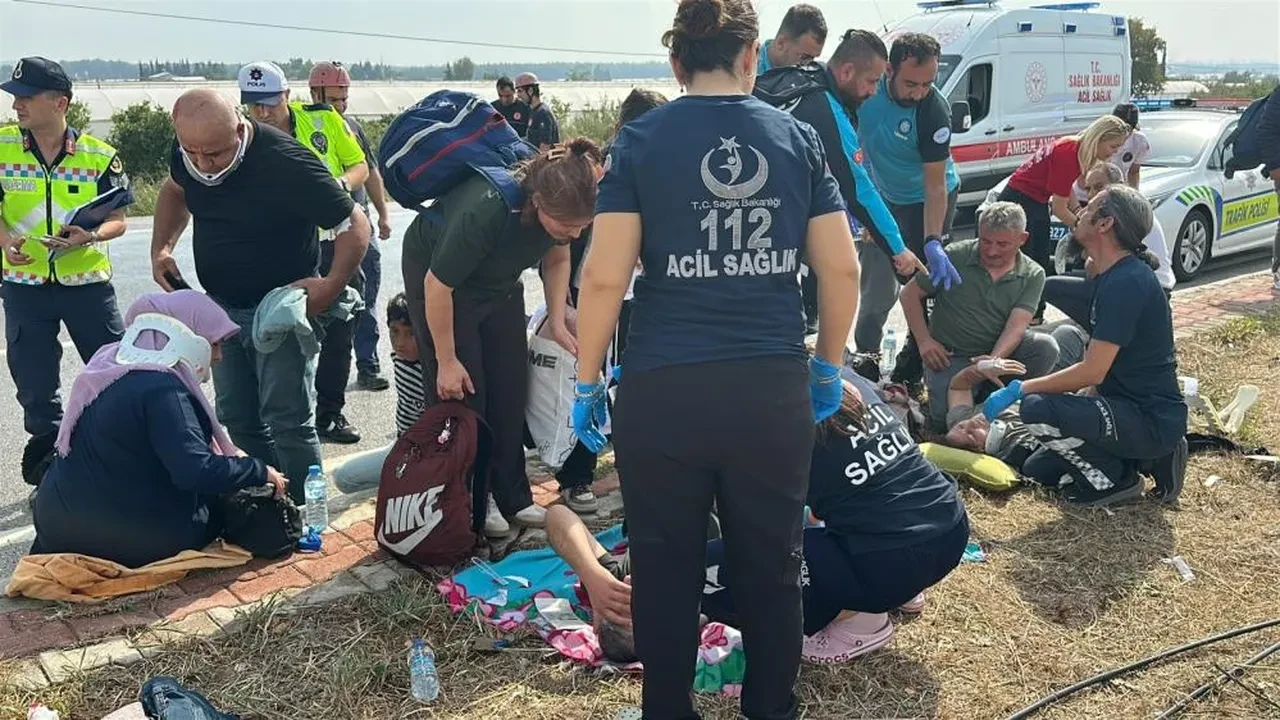 Antalya-Isparta yolunda feci kaza: Midibüs devrildi: 17 yaralı 