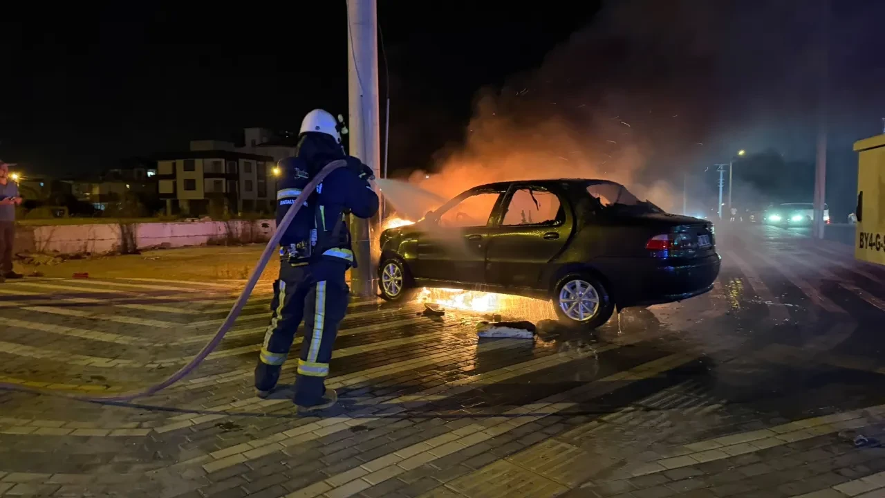 Antalya’da şiddetli çarpışma sonrası can pazarı: Kaza yapan otomobil alev alev yandı