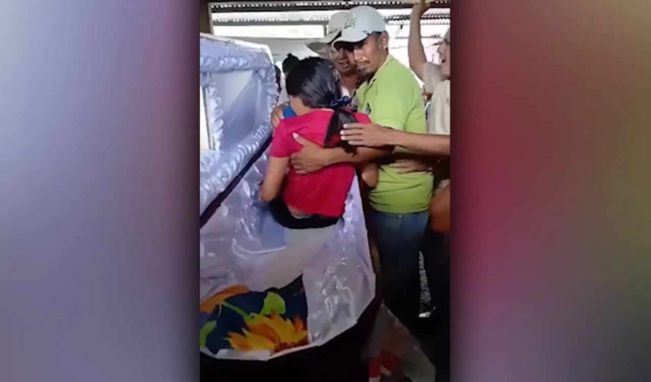 Cenaze sırasında tabuttan bir anda doğruldu ve tek isteği vardı! Herkes şaştı kaldı
