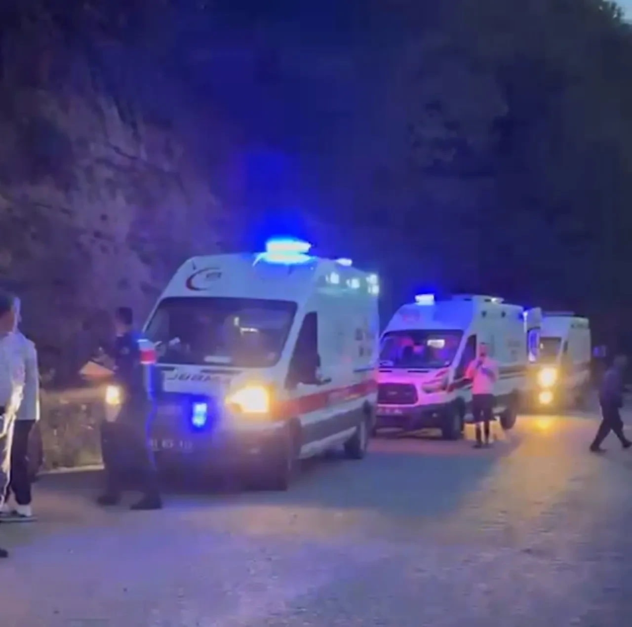 Düzce'de traktörün römorku devrildi: Çok sayıda yaralı var