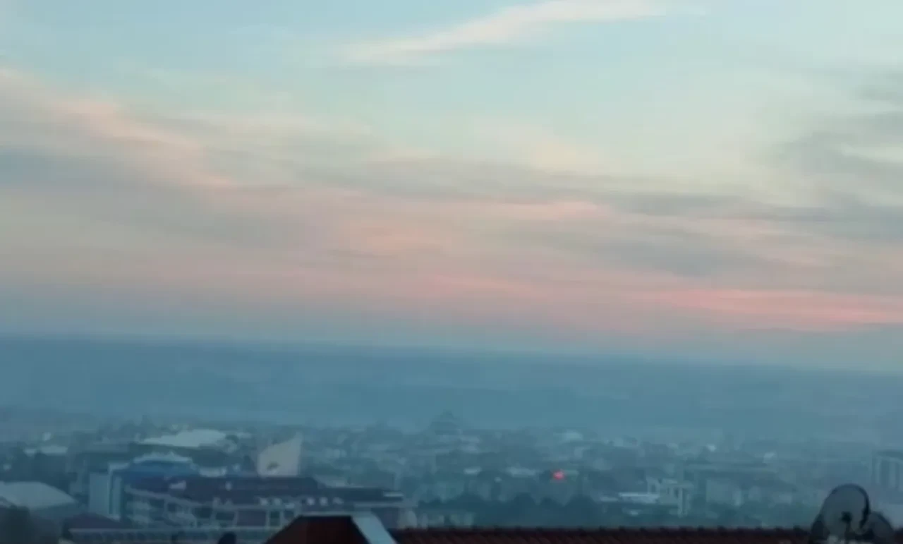 Hava kirliliği kritik seviyeye çıktı, yoğun duman kenti kapladı