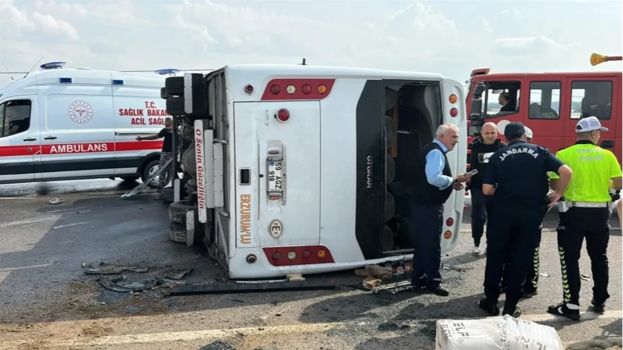 Karayolunda can pazarı: Antalya-Isparta yolunda midibüs devrildi