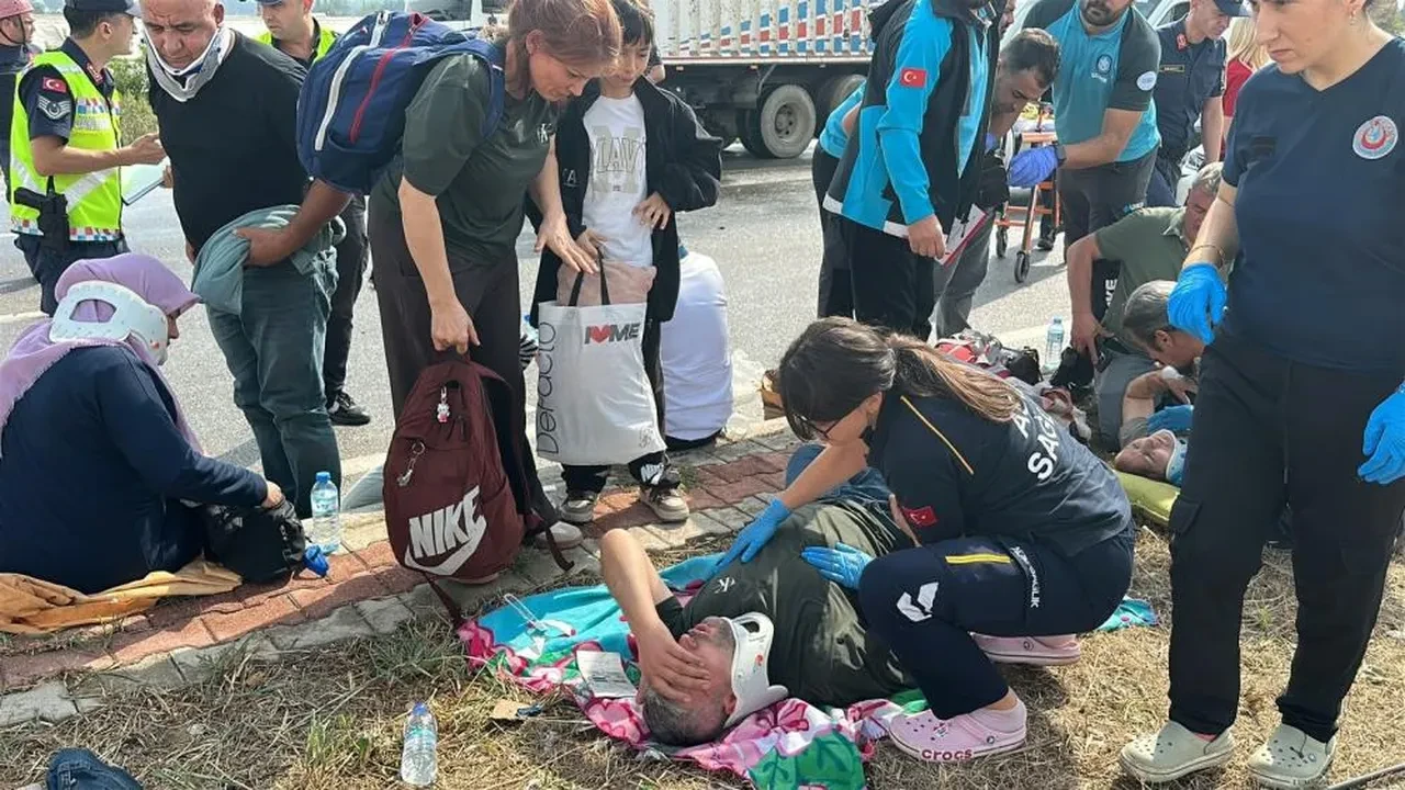 Antalya-Isparta yolunda feci kaza: Midibüs devrildi: 17 yaralı 