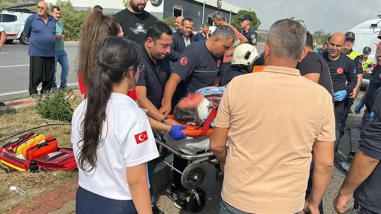 Antalya-Isparta yolunda feci kaza: Midibüs devrildi: 17 yaralı 