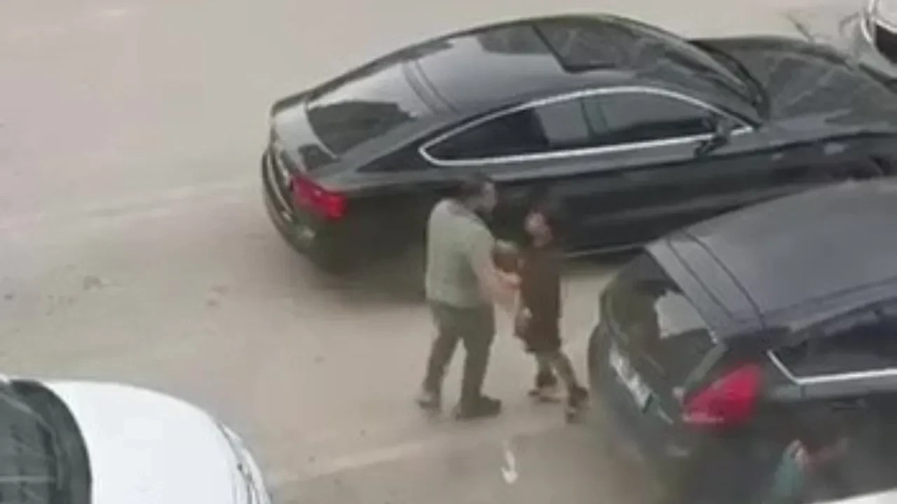Küçük çocuk, annesini darp eden adama müdahale etti