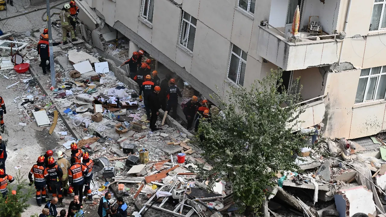 Maltepe’de çöken binayla ilgili Valilik ve Bakanlıktan ortak açıklama: Acil yardım aktarılacak, 1 yılda yeni konutlar teslim edilecek