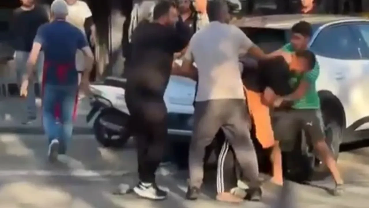 Önlükleriyle birlikte kavgaya giriştiler: Esnaf ile motosikletli kurye birbirine girdi